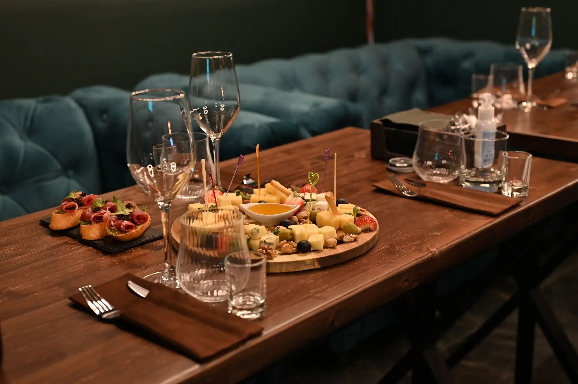 Elegant gedeckter Tisch mit Weingläsern für einen Apéro in einer Zürcher Eventlocation